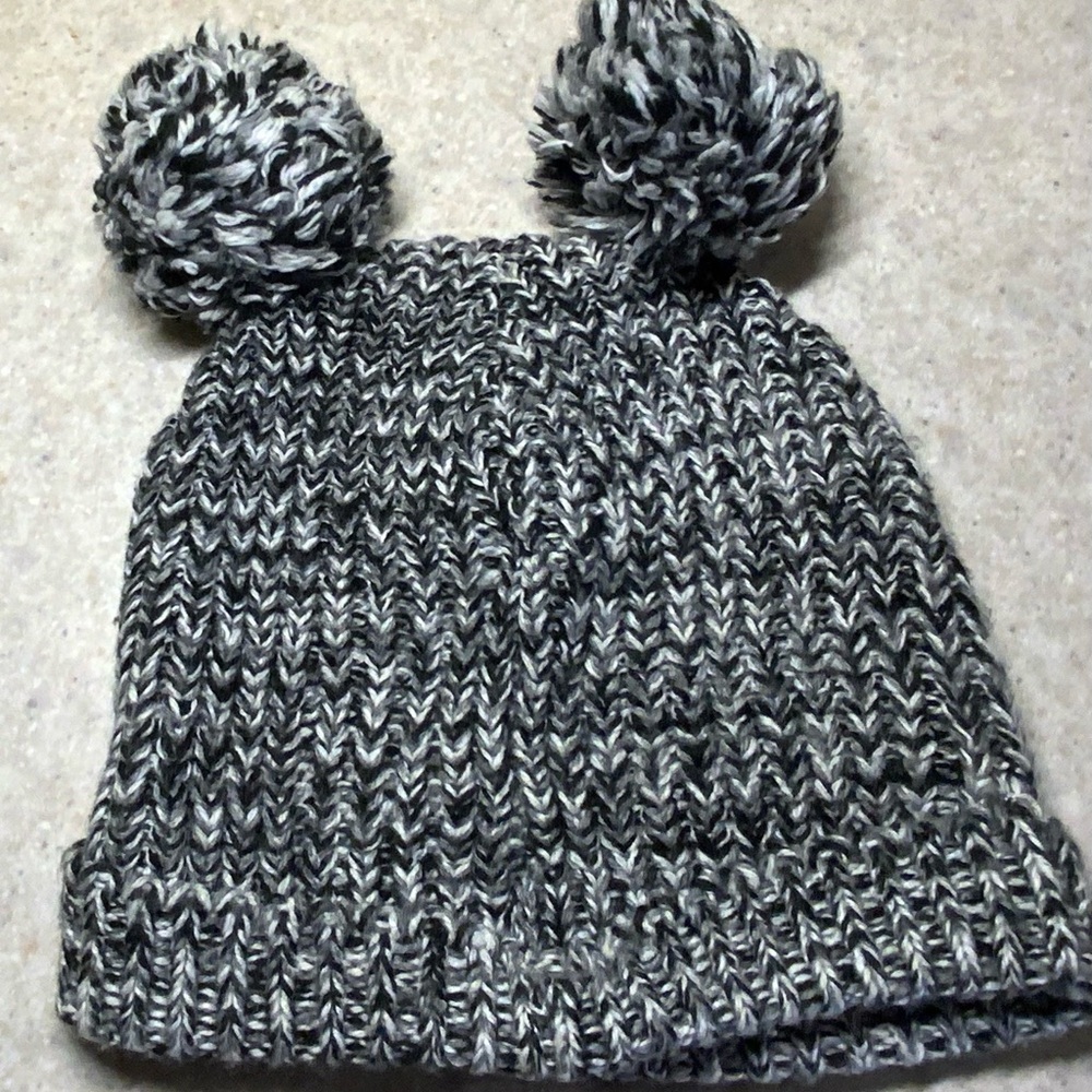 🌸🌸 Hollister Black and White Knit Pom-Pom Beanie